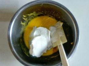 取三分之一蛋白加入蛋黄糊中