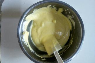 用刮刀翻拌均匀