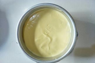 6英寸圆形模具，底部包裹锡纸。把拌匀的蛋糕糊倒入模具中