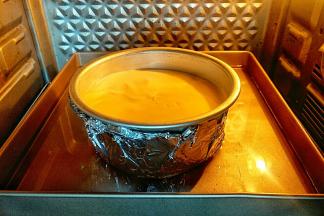 震动下放入提前预热好的烤箱下层水浴法，上下火150度约烤60分钟