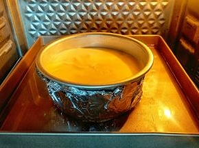 震动下放入提前预热好的烤箱下层水浴法，上下火150度约烤60分钟