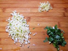 大蒜、生姜切末，香菜切碎