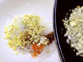 另一半蒜蓉和生姜末放入粉丝中，放入蚝油，淋入炸香的蒜蓉