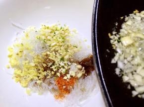 另一半蒜蓉和生姜末放入粉丝中，放入蚝油，淋入炸香的蒜蓉