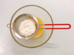 筛入低筋面粉，用打蛋器搅拌至无干粉