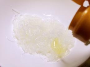 捞出的粉丝放一汤匙玉米油