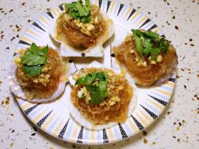 放少许香菜碎，放入蒸锅，水开后蒸8分钟