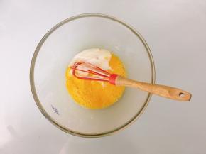 白糖、牛奶、盐倒入蛋液中，用打蛋器打至完全融合