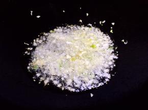 锅中放油烧热，放入一半蒜蓉炸香