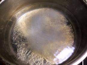 锅中烧开水，放入粉丝烫一下马上捞出