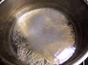 锅中烧开水，放入粉丝烫一下马上捞出