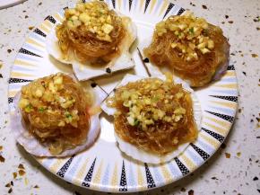 粉丝放在扇贝上，再放少许蒜蓉