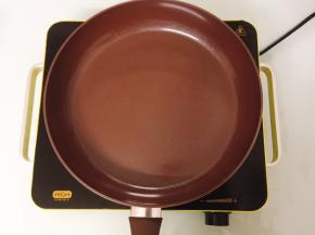 平底锅中火加热