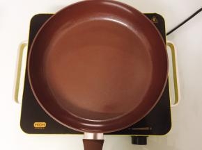 平底锅中火加热