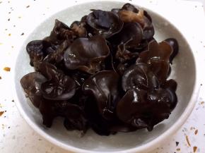 黑木耳用水泡发后洗净