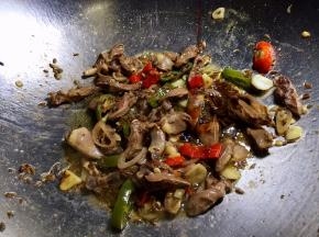 放入生抽炒匀