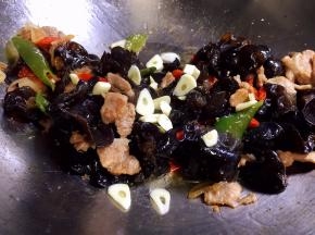 放蒜片炒均匀出锅