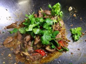 放香菜段炒匀出锅