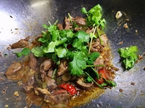 放香菜段炒匀出锅