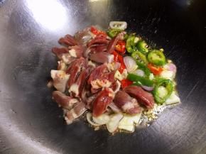 放入鸡心翻炒片刻