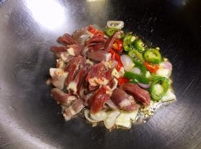 放入鸡心翻炒片刻