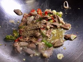 放入孜然粒翻炒几下