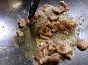 放入五香粉和生抽翻炒几下