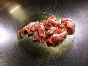 油锅烧热，放入肉片翻炒片刻