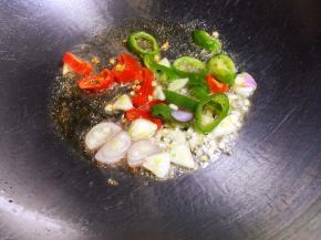 油锅烧热，放入辣椒圈、毛葱片大蒜片爆香