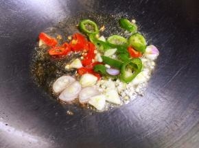 油锅烧热，放入辣椒圈、毛葱片大蒜片爆香