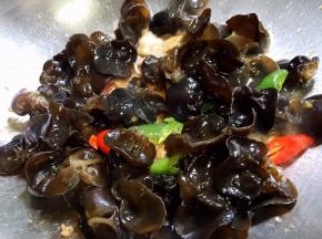 放入木耳翻炒片刻
