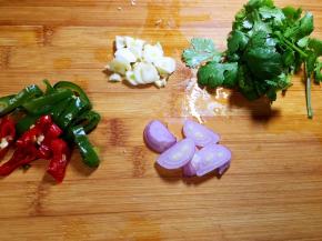 毛葱大蒜切片，香菜切段，辣椒切圈