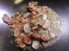 放入毛葱翻炒几下