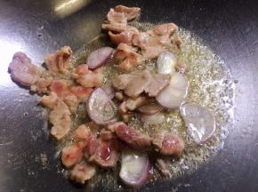 放入毛葱翻炒几下