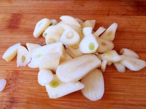 鸡翅根洗净，用牙签扎几下