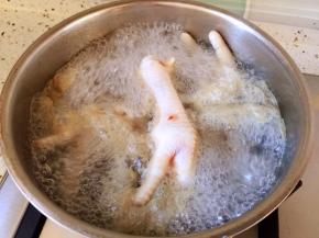 鸡爪凉水下锅，焯水去血沫