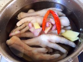 鸡爪和配料放汤锅中