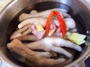 鸡爪和配料放汤锅中