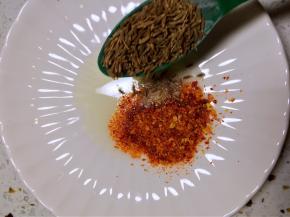 孜然、盐、辣椒粉、玉米油混合搅拌均匀