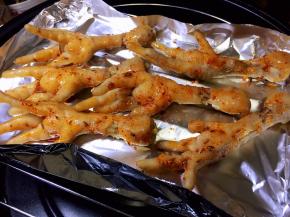 鸡爪放入空气炸锅中，抹烧烤料