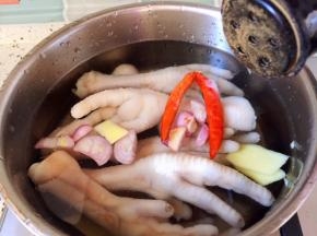 放入五香粉