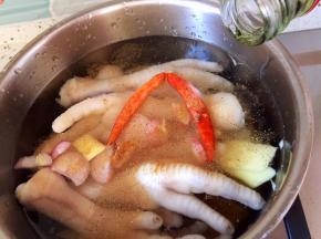 倒入料酒