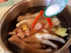 放盐，煮开后转中火煮20分钟