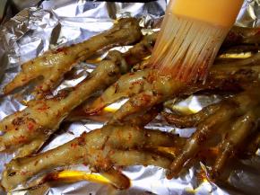 翻面后再次抹烧烤料