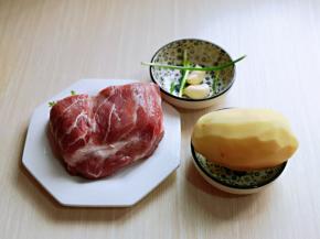 准备食材，土豆去皮洗干净，大蒜，小葱去皮切碎。