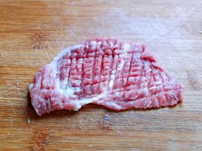 将猪瘦肉剞上十字花刀。