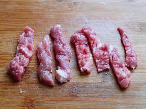 切成斜形块状。