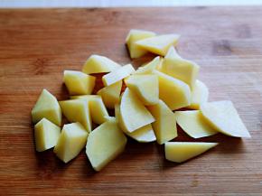 土豆滚刀切备用。