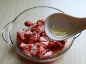 切好的肉放入玻璃器具中，加入蛋清。