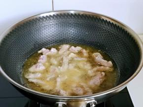 锅中倒入花生油，油温7成热时下入荔枝肉。